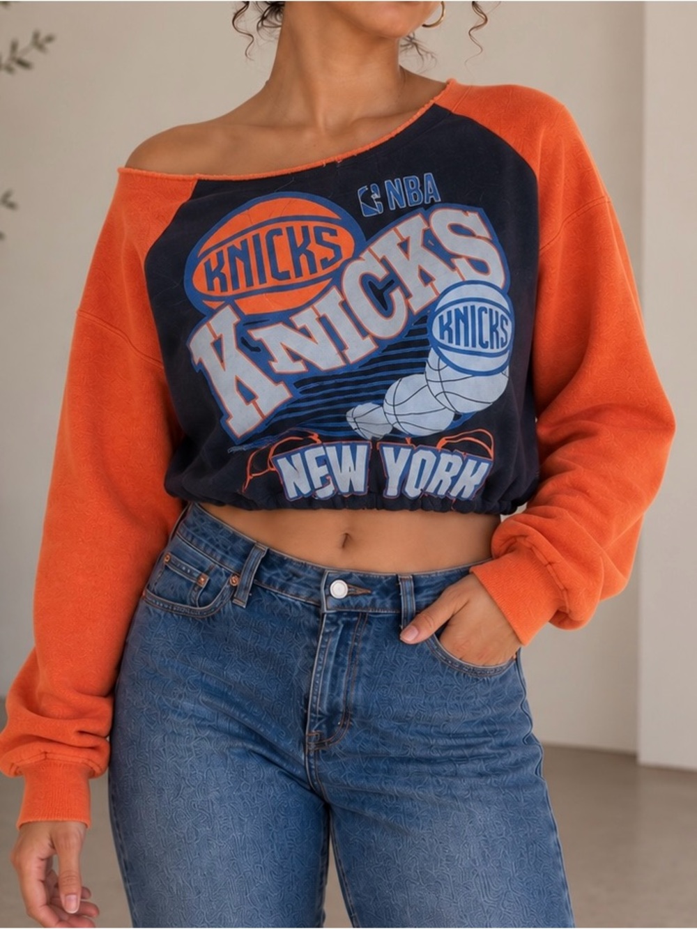 Off-Shoulder New York Knicks Cropped Sweatshirt - Orange/Blue